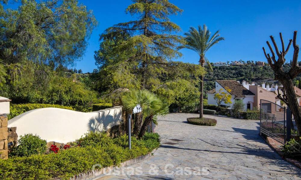 Townhouse with panoramic views and spacious garden for sale in a sought-after gated golf urbanisation in Benahavís - Marbella 793682