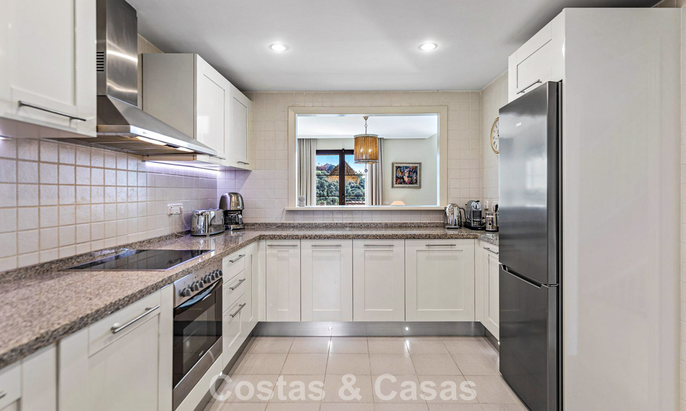 Townhouse with panoramic views and spacious garden for sale in a sought-after gated golf urbanisation in Benahavís - Marbella 793697