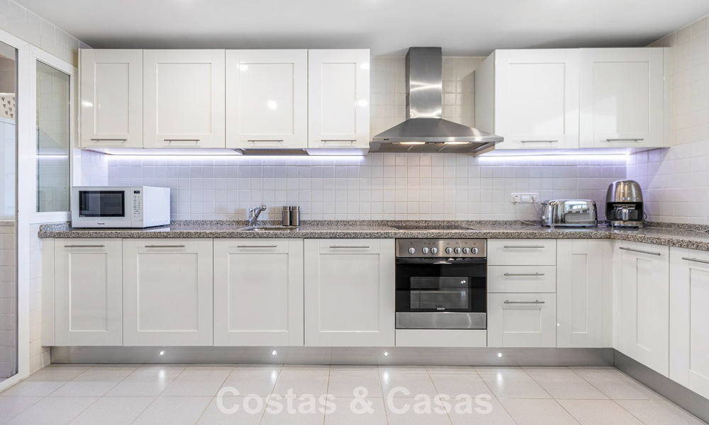 Townhouse with panoramic views and spacious garden for sale in a sought-after gated golf urbanisation in Benahavís - Marbella 793698