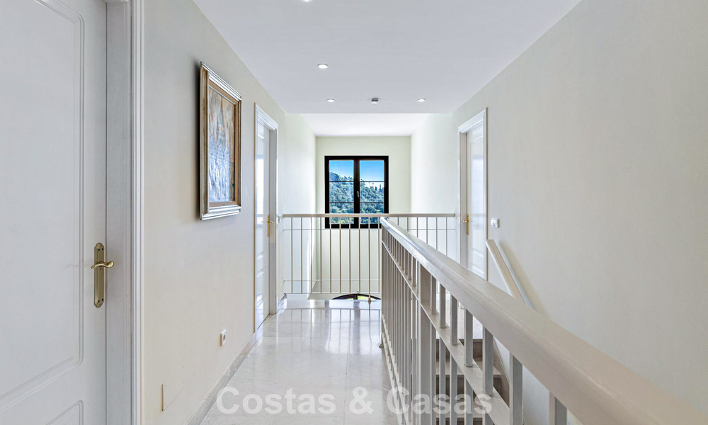 Townhouse with panoramic views and spacious garden for sale in a sought-after gated golf urbanisation in Benahavís - Marbella 793702