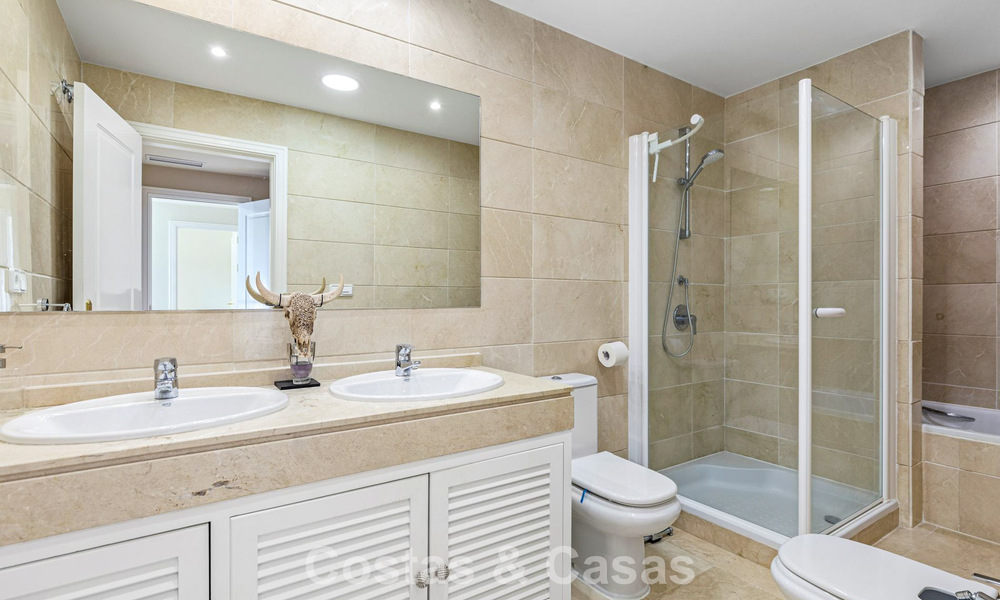 Townhouse with panoramic views and spacious garden for sale in a sought-after gated golf urbanisation in Benahavís - Marbella 793705