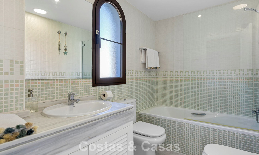 Townhouse with panoramic views and spacious garden for sale in a sought-after gated golf urbanisation in Benahavís - Marbella 793709