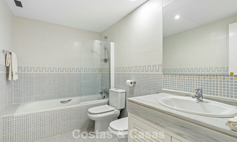 Townhouse with panoramic views and spacious garden for sale in a sought-after gated golf urbanisation in Benahavís - Marbella 793712