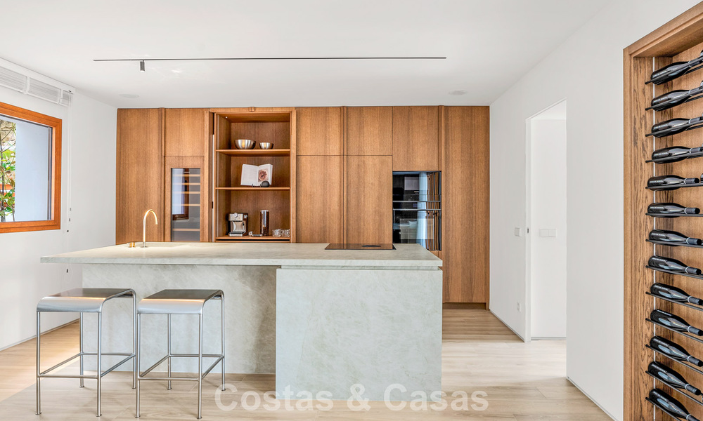 Elegant duplex apartment with private garden for sale, directly on the golf course in Nueva Andalucía, Marbella 793113