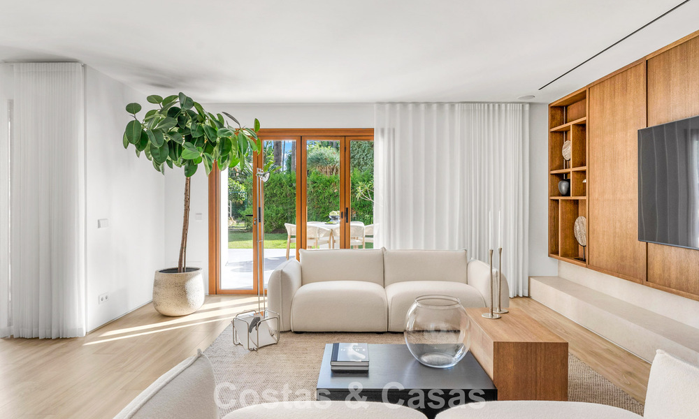 Elegant duplex apartment with private garden for sale, directly on the golf course in Nueva Andalucía, Marbella 793114