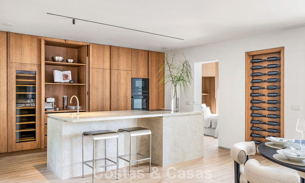 Elegant duplex apartment with private garden for sale, directly on the golf course in Nueva Andalucía, Marbella 793117