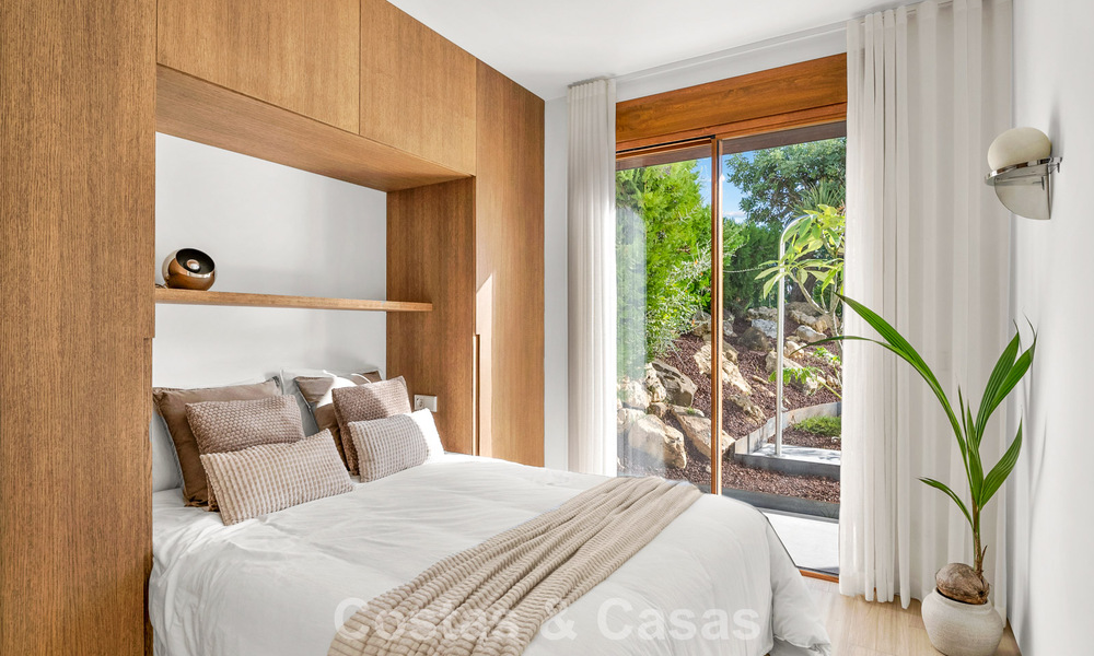 Elegant duplex apartment with private garden for sale, directly on the golf course in Nueva Andalucía, Marbella 793118