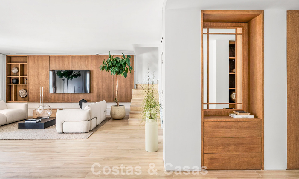 Elegant duplex apartment with private garden for sale, directly on the golf course in Nueva Andalucía, Marbella 793119