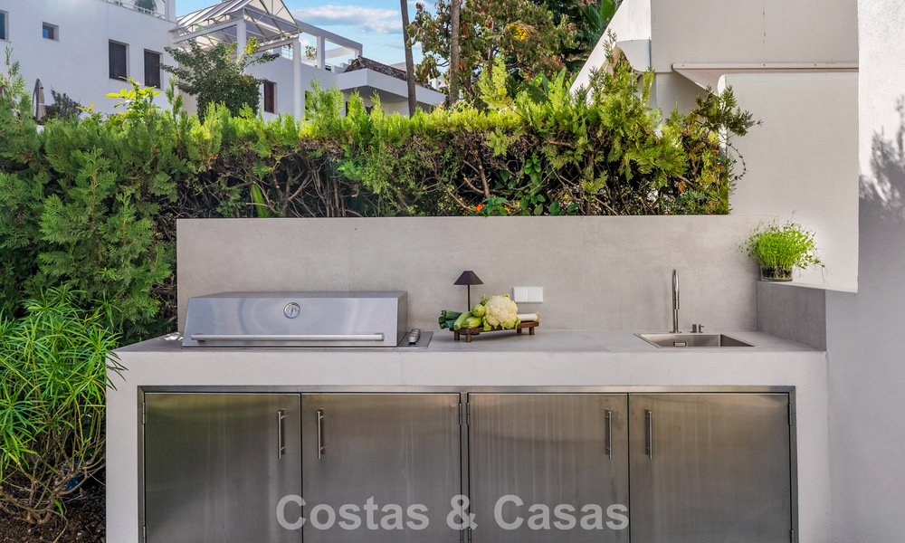 Elegant duplex apartment with private garden for sale, directly on the golf course in Nueva Andalucía, Marbella 793124