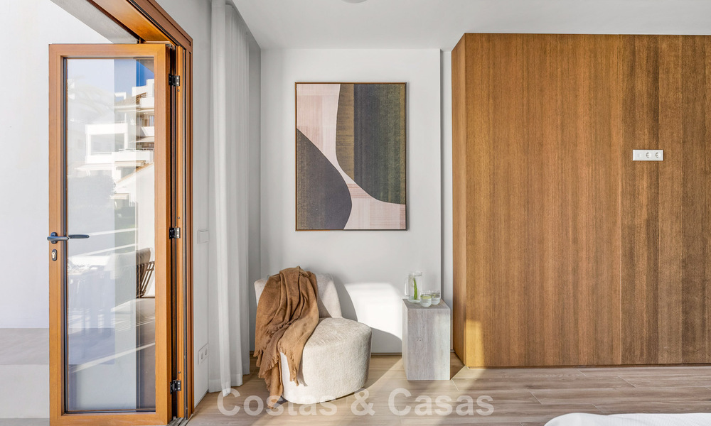 Elegant duplex apartment with private garden for sale, directly on the golf course in Nueva Andalucía, Marbella 793127