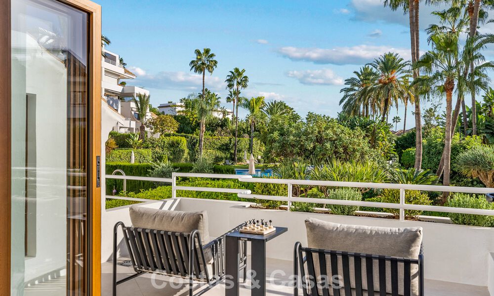 Elegant duplex apartment with private garden for sale, directly on the golf course in Nueva Andalucía, Marbella 793128