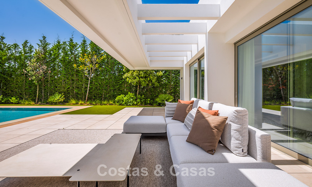 Move-in ready luxury villa with minimalist architecture for sale on the New Golden Mile between Marbella and Estepona 793107