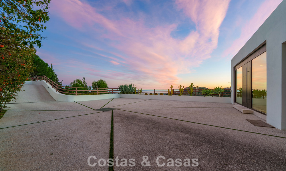 Modern architectural villa with sea views and a profesional gym for sale in El Madroñal, Benahavís - Marbella 793767