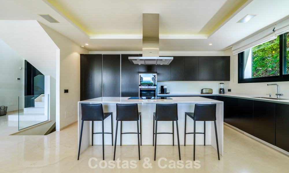 Luxury villa with contemporary architecture for sale in a gated private community of Nueva Andalucía, Marbella 793970