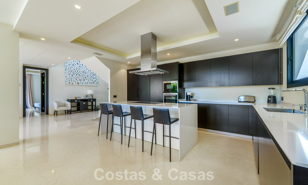 Luxury villa with contemporary architecture for sale in a gated private community of Nueva Andalucía, Marbella 793971