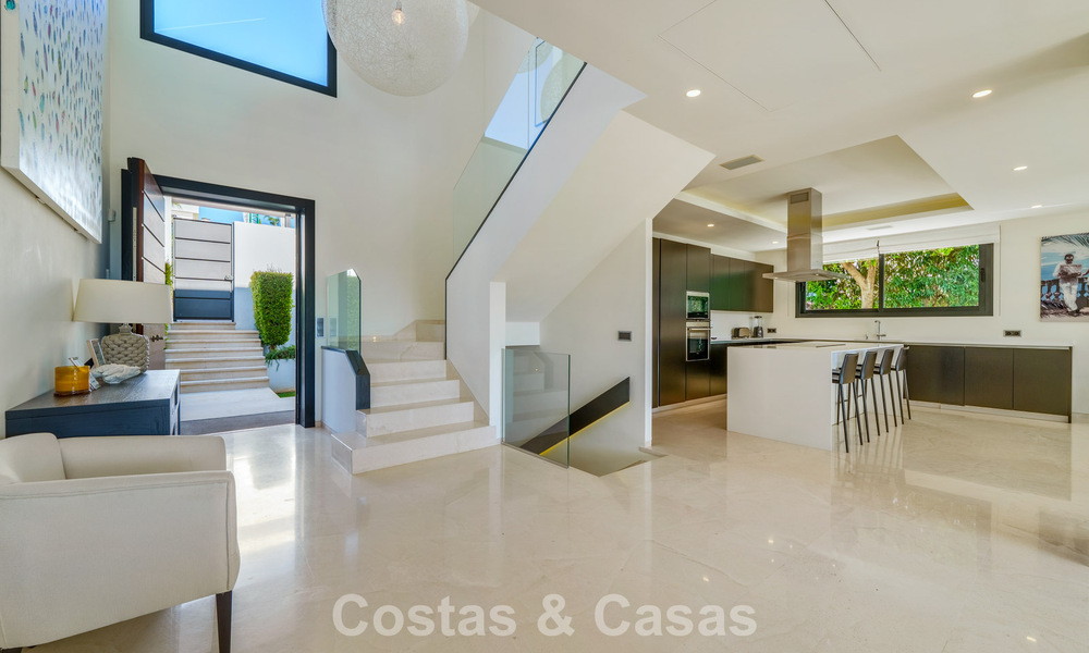 Luxury villa with contemporary architecture for sale in a gated private community of Nueva Andalucía, Marbella 793974