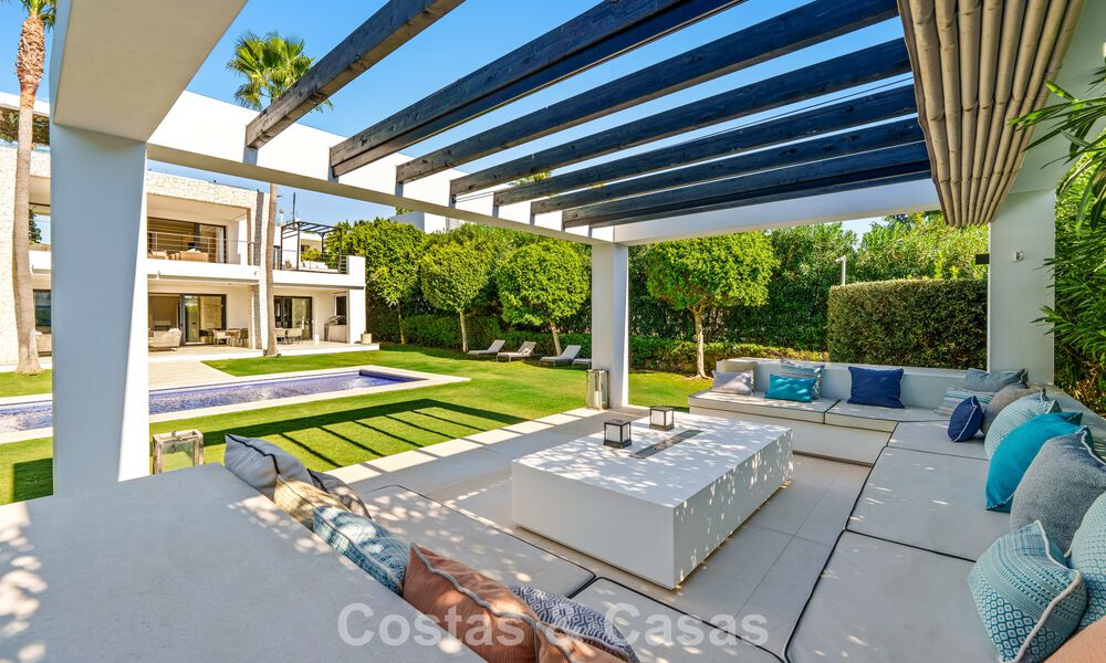 Luxury villa with contemporary architecture for sale in a gated private community of Nueva Andalucía, Marbella 793994