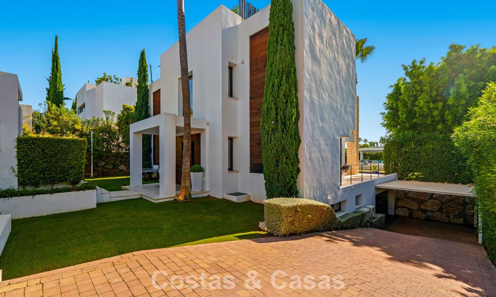 Luxury villa with contemporary architecture for sale in a gated private community of Nueva Andalucía, Marbella 794004