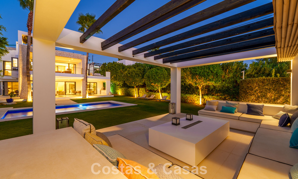 Luxury villa with contemporary architecture for sale in a gated private community of Nueva Andalucía, Marbella 794014