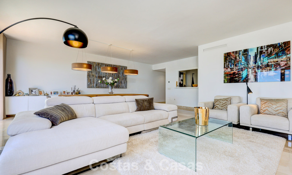 Renovated 3-bedroom duplex penthouse in exclusive gated community with sea & golf views in Marbella - Benahavis 793307