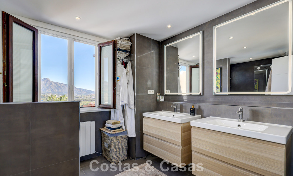 Renovated 3-bedroom duplex penthouse in exclusive gated community with sea & golf views in Marbella - Benahavis 793328