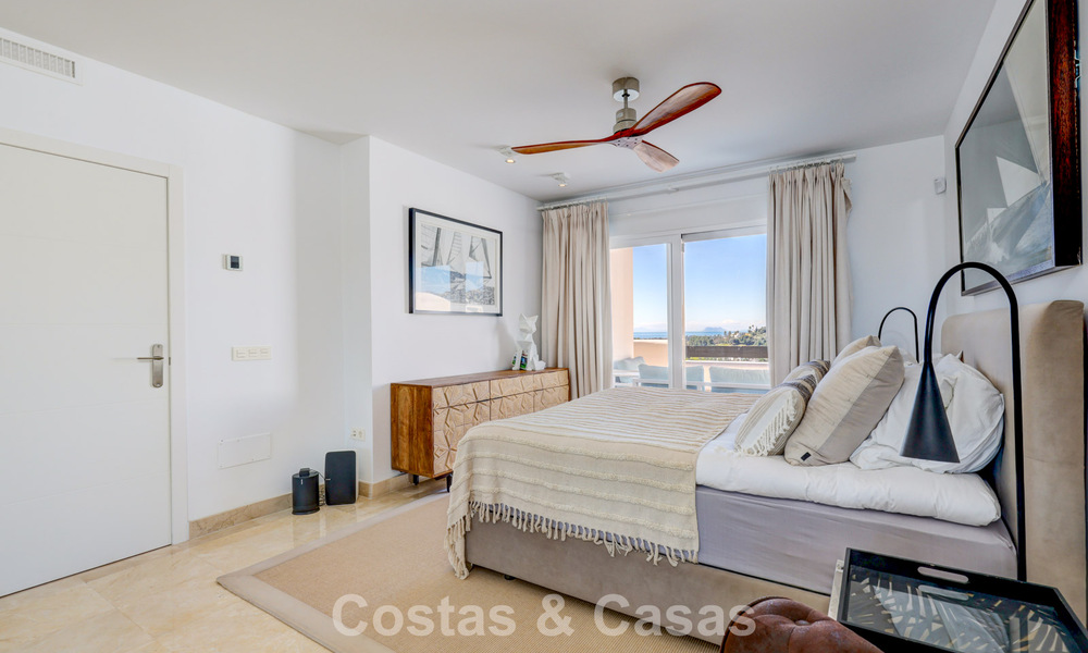 Renovated 3-bedroom duplex penthouse in exclusive gated community with sea & golf views in Marbella - Benahavis 793334