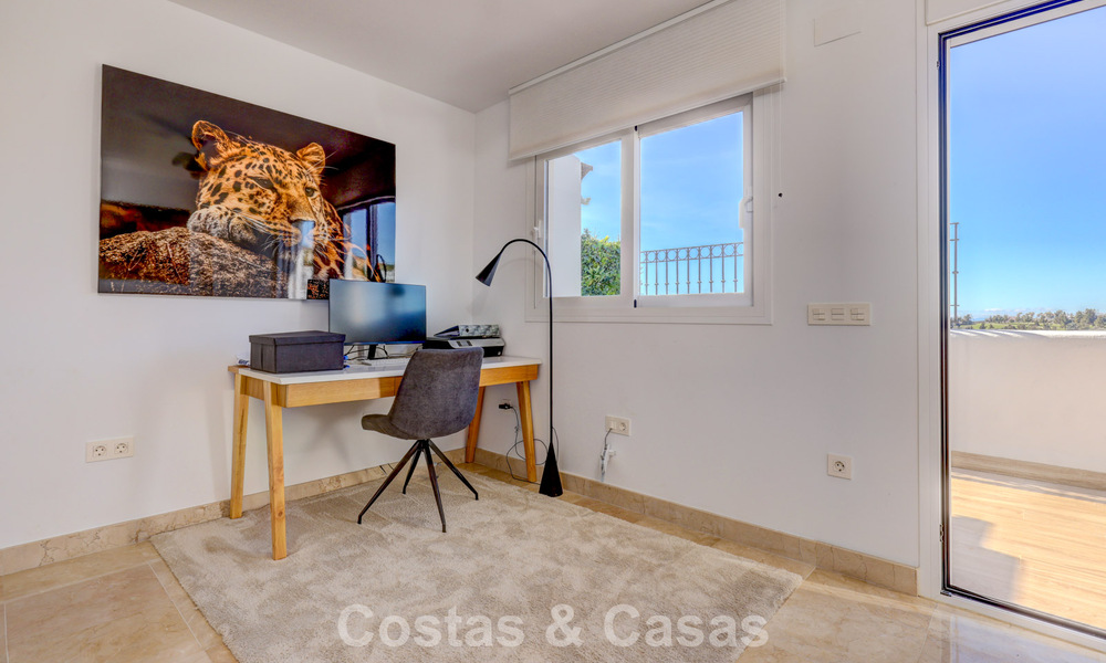 Renovated 3-bedroom duplex penthouse in exclusive gated community with sea & golf views in Marbella - Benahavis 793337