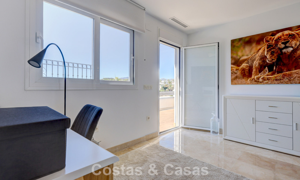 Renovated 3-bedroom duplex penthouse in exclusive gated community with sea & golf views in Marbella - Benahavis 793338