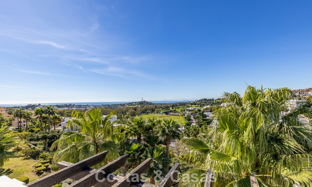 Renovated 3-bedroom duplex penthouse in exclusive gated community with sea & golf views in Marbella - Benahavis 793340