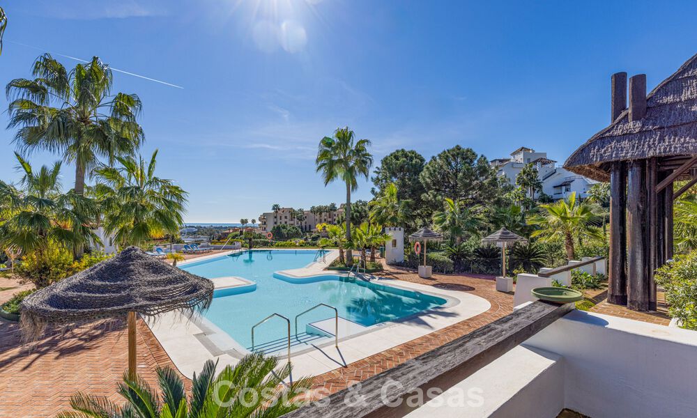 Renovated 3-bedroom duplex penthouse in exclusive gated community with sea & golf views in Marbella - Benahavis 793346