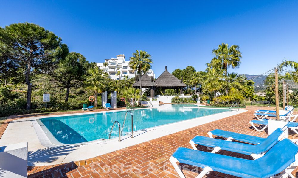 Renovated 3-bedroom duplex penthouse in exclusive gated community with sea & golf views in Marbella - Benahavis 793348