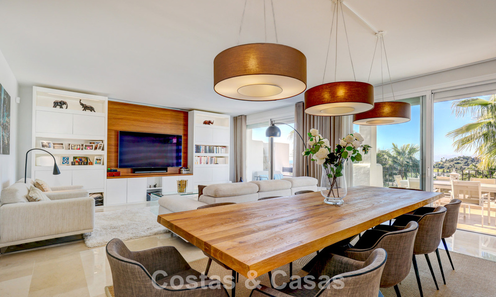 Renovated 3-bedroom duplex penthouse in exclusive gated community with sea & golf views in Marbella - Benahavis 793775