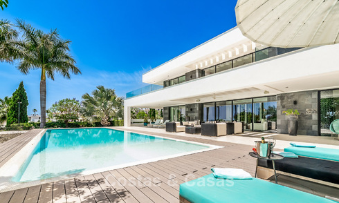 Luxurious, modern, high-end villa for sale with sea views in a prestigious golf resort in Marbella - Benahavís 794033