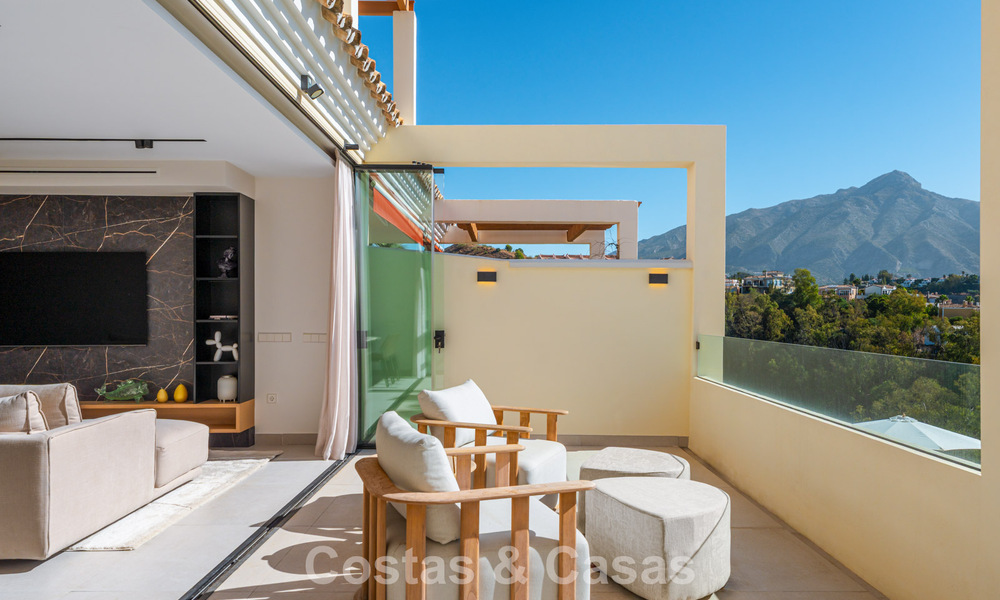 Renovated luxury apartment with sea views for sale in the coveted Nueva Andalucía, Marbella 794132