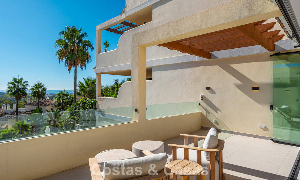 Renovated luxury apartment with sea views for sale in the coveted Nueva Andalucía, Marbella 794133