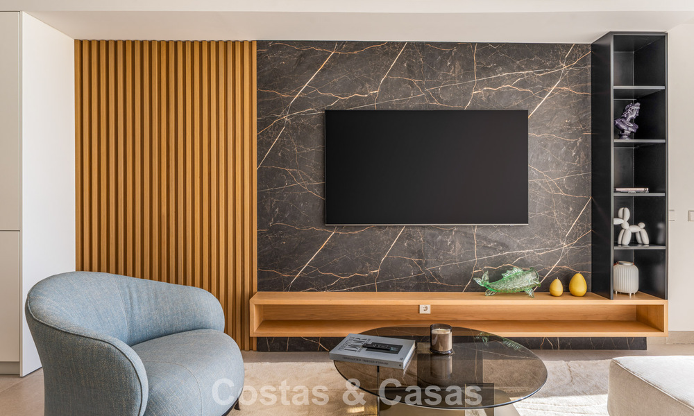 Renovated luxury apartment with sea views for sale in the coveted Nueva Andalucía, Marbella 794136