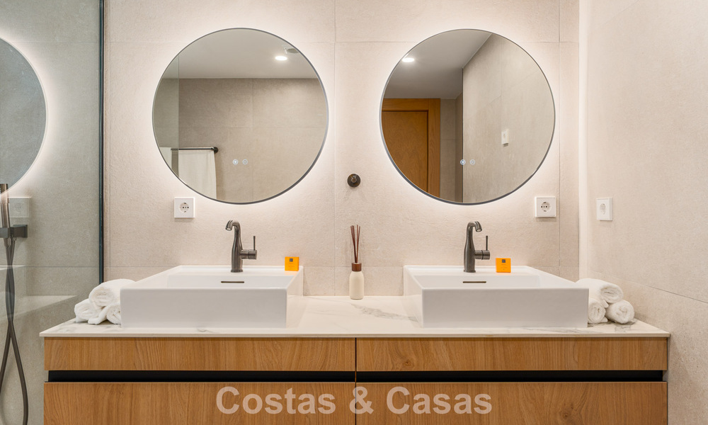 Renovated luxury apartment with sea views for sale in the coveted Nueva Andalucía, Marbella 794137