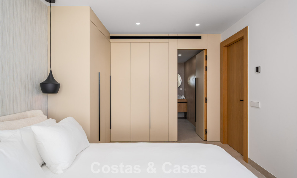 Renovated luxury apartment with sea views for sale in the coveted Nueva Andalucía, Marbella 794139