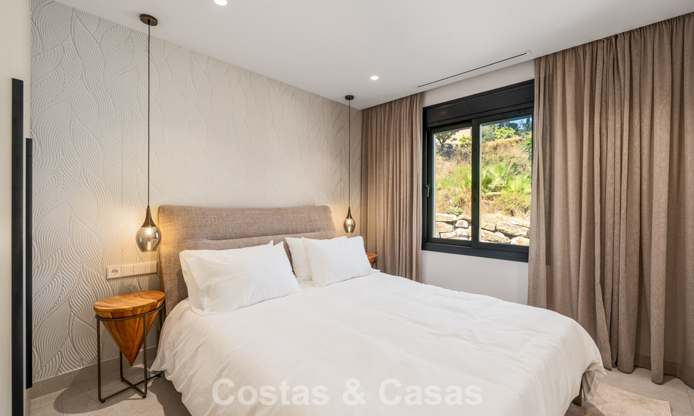 Renovated luxury apartment with sea views for sale in the coveted Nueva Andalucía, Marbella 794140