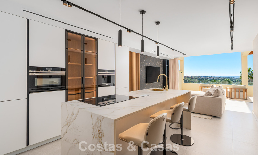 Renovated luxury apartment with sea views for sale in the coveted Nueva Andalucía, Marbella 794144