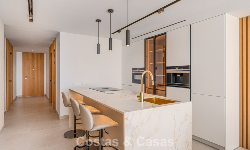 Renovated luxury apartment with sea views for sale in the coveted Nueva Andalucía, Marbella 794145