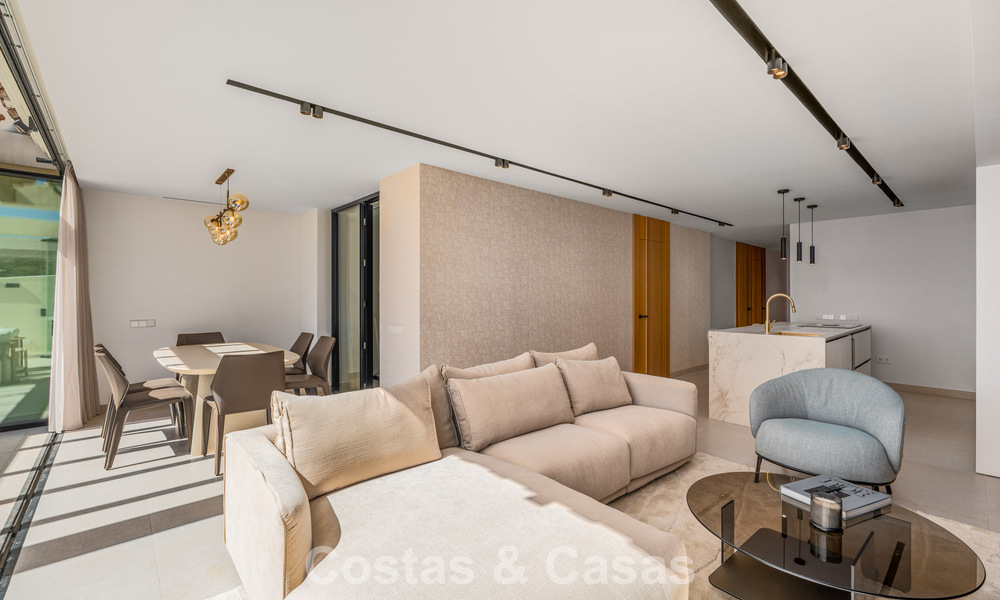 Renovated luxury apartment with sea views for sale in the coveted Nueva Andalucía, Marbella 794146