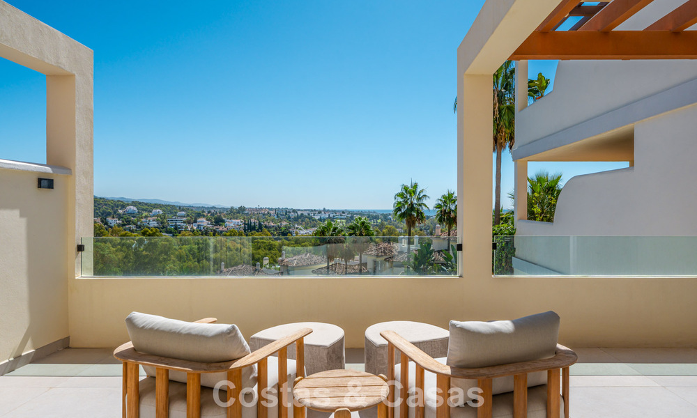 Renovated luxury apartment with sea views for sale in the coveted Nueva Andalucía, Marbella 794147