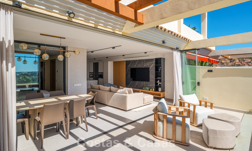 Renovated luxury apartment with sea views for sale in the coveted Nueva Andalucía, Marbella 794148