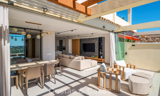 Renovated luxury apartment with sea views for sale in the coveted Nueva Andalucía, Marbella 794148 