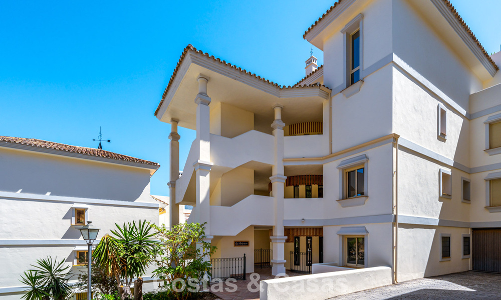 Renovated luxury apartment with sea views for sale in the coveted Nueva Andalucía, Marbella 794150