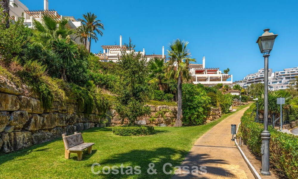 Renovated luxury apartment with sea views for sale in the coveted Nueva Andalucía, Marbella 794151