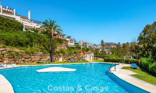 Renovated luxury apartment with sea views for sale in the coveted Nueva Andalucía, Marbella 794152 