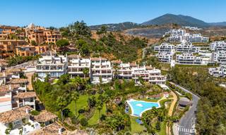 Renovated luxury apartment with sea views for sale in the coveted Nueva Andalucía, Marbella 794156 