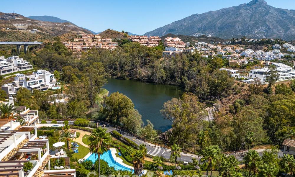 Renovated luxury apartment with sea views for sale in the coveted Nueva Andalucía, Marbella 794157